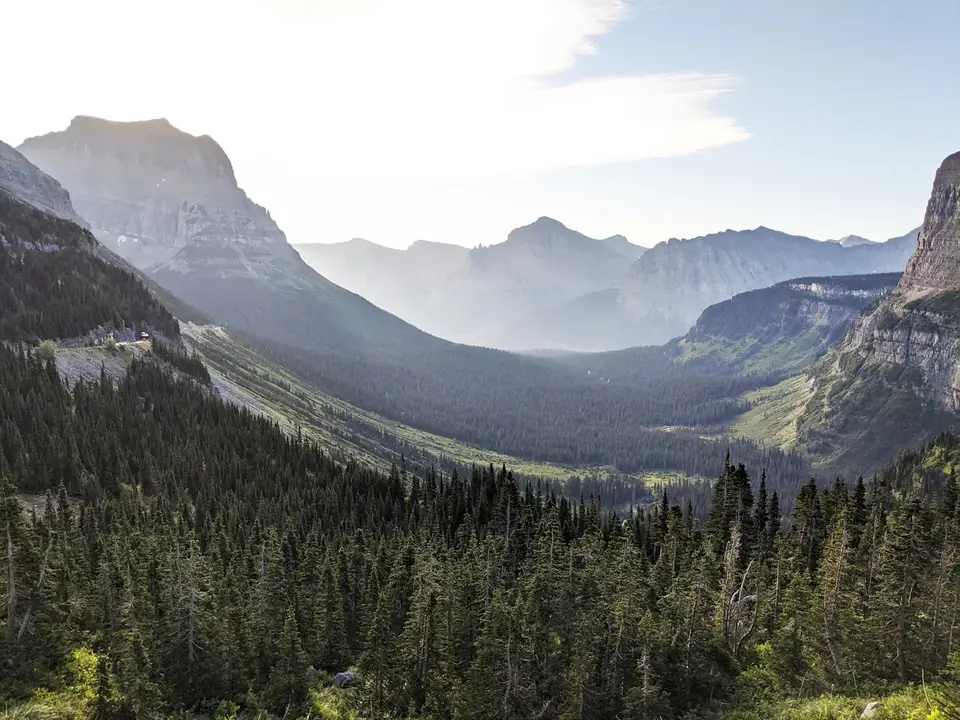 A wide glacial valley with peaks on both sides seen from the start of the Highline Trail