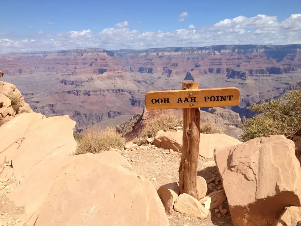 Wooden Ooh Aah Point sign on the South Kaibab Trail above the canyon